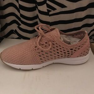 Breathable sneakers